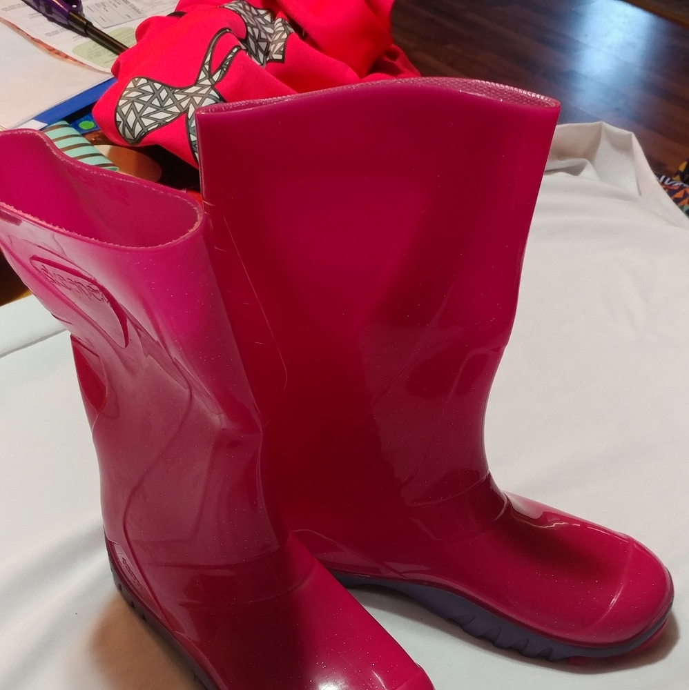 Skeeper rain boots.